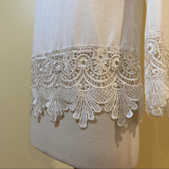 Floral Lace Hem and Cuffs Scoop Neck Cropped Top - Picture 2 of 3